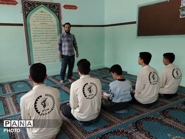 رنگ‌آمیزی و بهسازی مدارس توسط جهادگران بسیج دانش‌آموزی