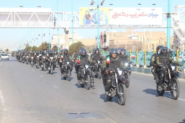مراسم نمادین ورود امام خمینی(ره) در فرودگاه شهید صدوقی یزد