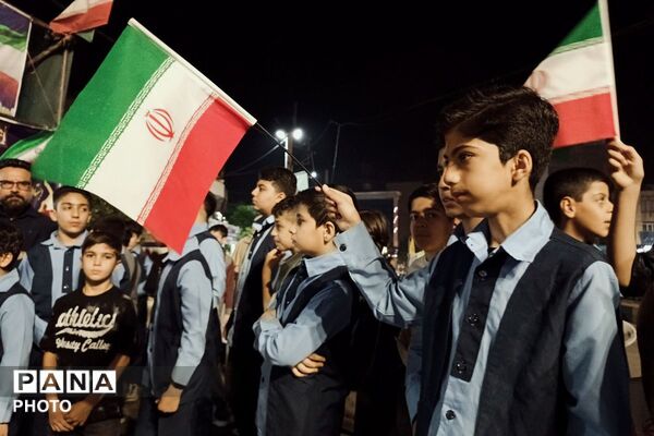 اجتماع پرشور دانش‌آموزان دبستان پسرانه توحید در غرفه شهدای دانش آموز ورامین 