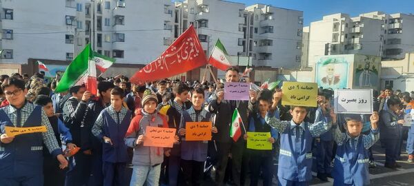 تجدید میثاق دانش‌آموزان منطقه پردیس با مقام معظم رهبری در یوم الله نهم دی‌ماه 