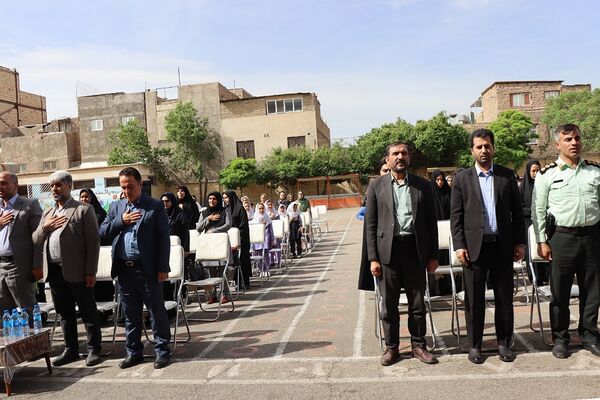 آیین گرامیداشت مقام معلم و به صدا درآوردن زنگ سپاس معلم در مدرسه شهید مرادی و شهید کلانتری پاکدشت