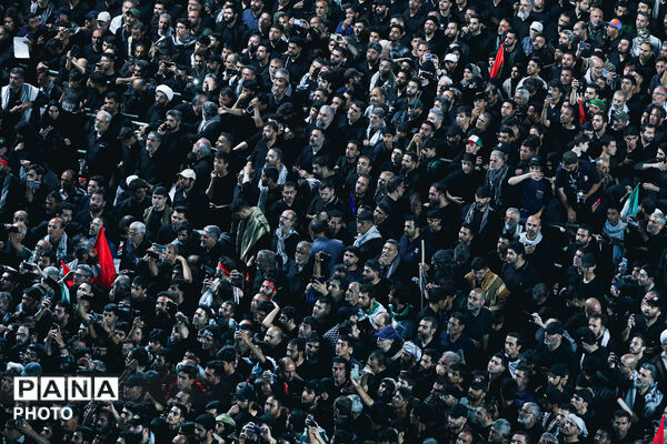اقامه نماز بر پیکر مطهر رهبر شهید انقلاب در حرم مطهر رضوی-۲