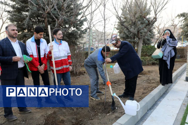 آیین گلباران مزار شهدا و غرس نهال به یاد شهدا در دانشگاه آزاد واحد کرج