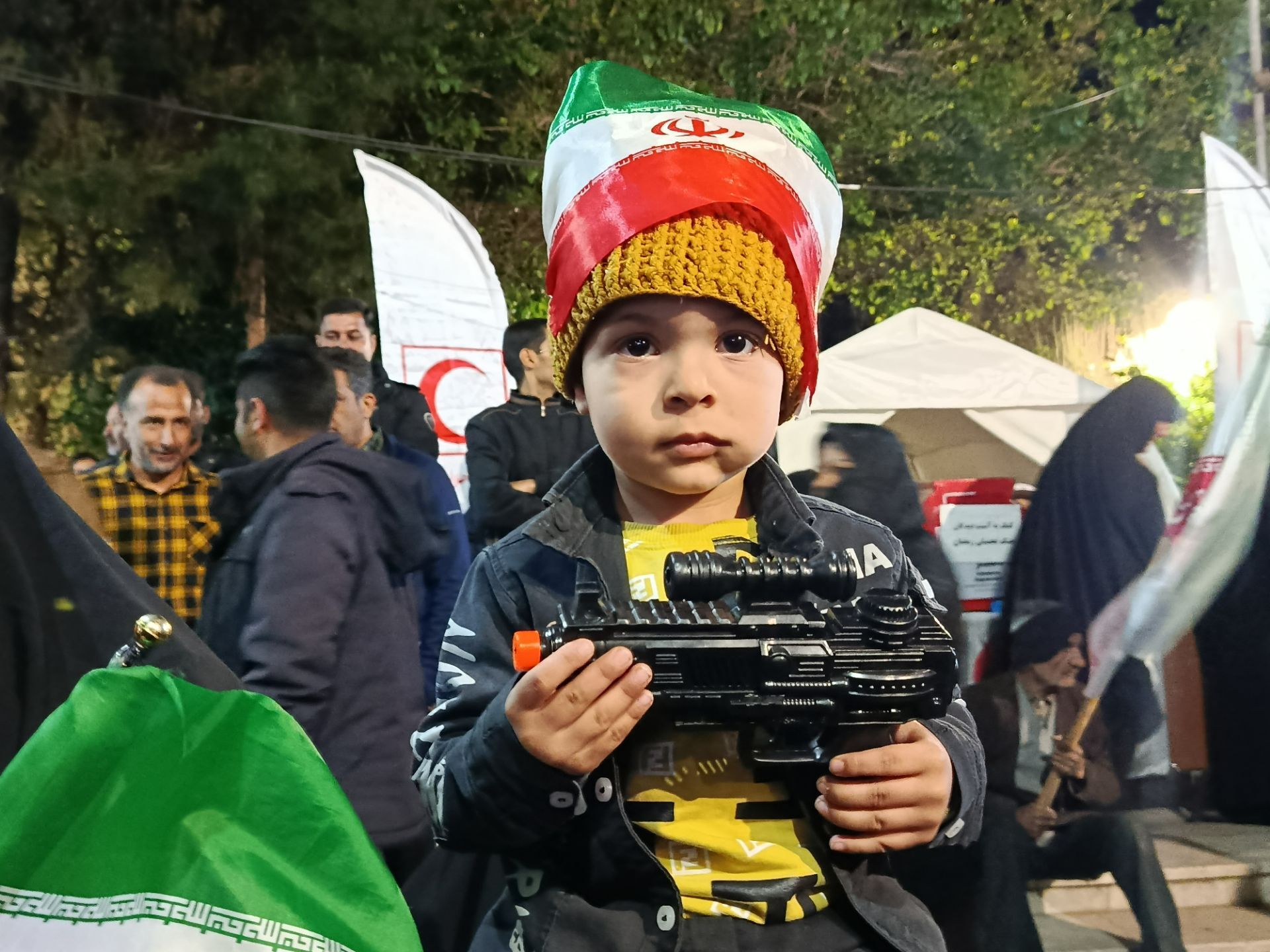 کودکان انقلابی کاشمر دست در دست والدین به خیابان آمدند