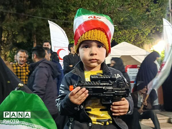 کودکان انقلابی کاشمر دست در دست والدین به خیابان آمدند
