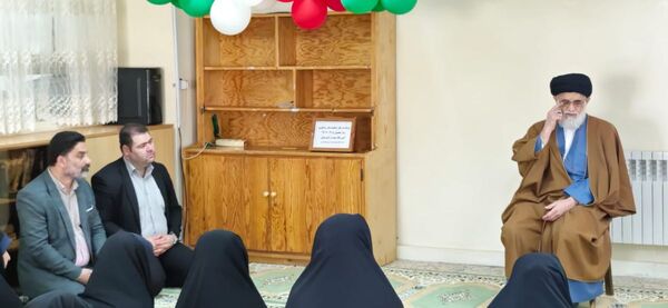 اقامه نماز جماعت مادر و دختری در مدارس انزلی