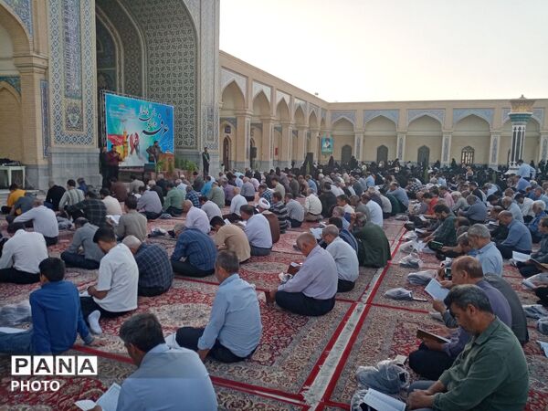 قرائت دعای عرفه در زیارتگاه شهید آیت الله مدرس