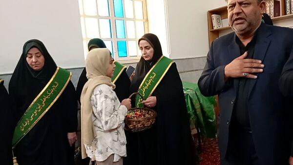استقبال خانواده‌های یزدی از فرزندان معتکف در پایان سه روز بندگی