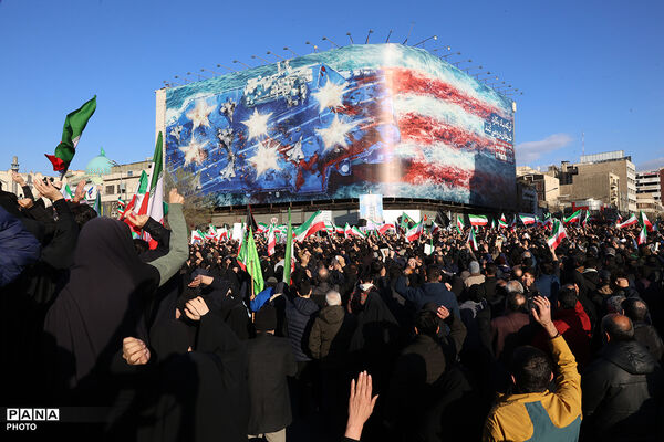 تجمع سوگواران رهبر شهید انقلاب در مقابل دانشگاه تهران