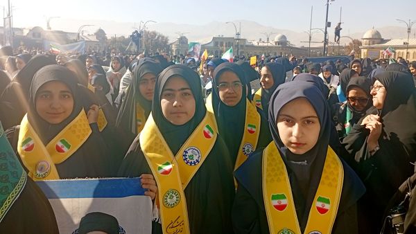 حضور پررنگ پیشتازان، جلوه‌ای از نشاط و بصیرت دانش‌آموزی در سیزده آبان