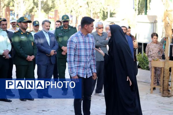  حال و هوای خاص گلباران مزار شهدا در گلزار شهدای شهرستان محلات