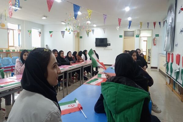 بازدید دانش‌آموزان دبیرستان عفت از کانون پرورش فکر کودکان و نوجوانان پارس‌آباد