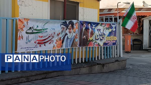 تزئین و فضا آرایی شهر نیشابور به‌مناسبت آغاز دهه فجر 