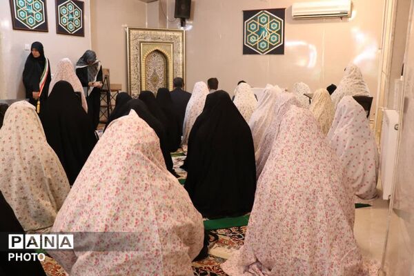 اقامه نخستین نماز مهرماه در هنرستان آل‌یاسین