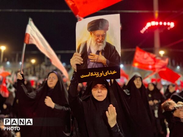 وداع حماسی مردم با شهدای وطن در مصلای تهران
