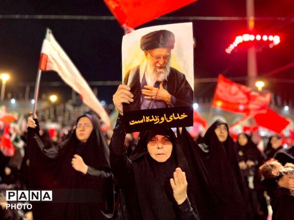 وداع حماسی مردم با شهدای وطن در مصلای تهران