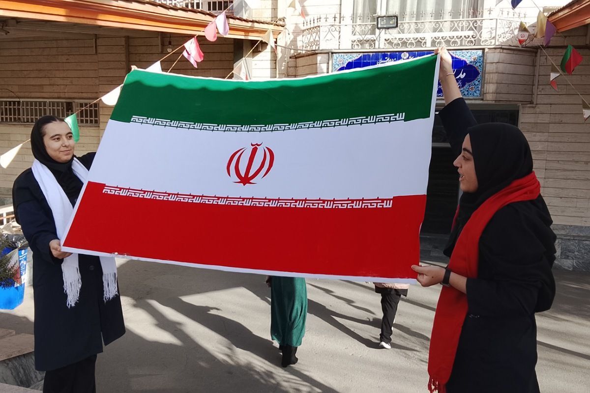  جشن ۲۲ بهمن در دبیرستان حضرت زینب(س) شهرری