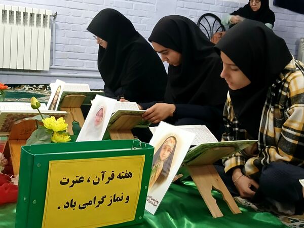 محفل انس با قرآن در دبیرستان دخترانه فاطمیه 