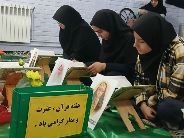 محفل انس با قرآن در دبیرستان دخترانه فاطمیه 