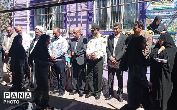 نواختن زنگ جوانه ها با یاد شهدای دانش آموز 
