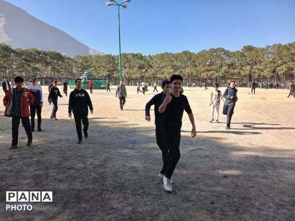 اردوی خاطره‌انگیز دانش‌آموزان دبیرستان زنده‌یاد مظهری در باغ ابریشم
