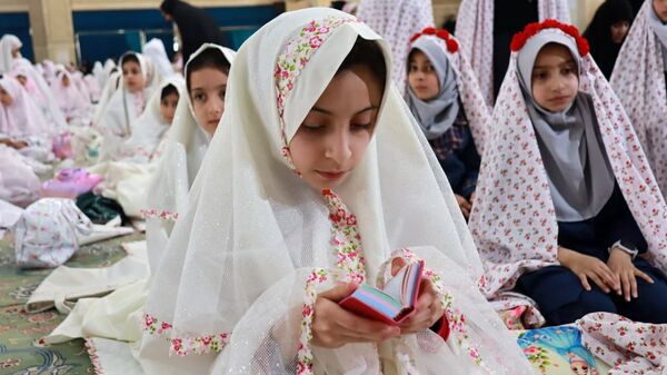  جشن عبادت ۱۵۰۰ دانش‌آموز دختر میبدی در هفته گرامیداشت امور تربیتی و تربیت اسلامی