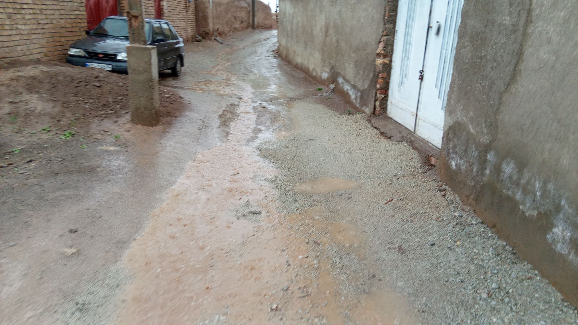 بارش باران بهاری در روستا بتو 