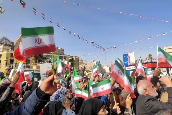 دختری در دل راهپیمایی پر شکوه