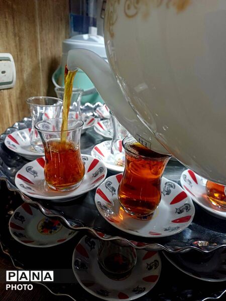 نصب تصاویر شهدا و کتیبه های محرم در هیئت‌ مسجد صاحب‌الزمان(عج)