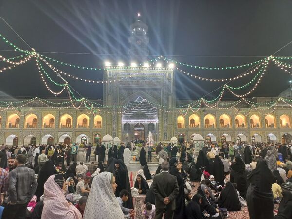 سیل عظیم زائران و مجاوران حرم امام رضا (ع) در شب ولادت یازدهمین امام شیعیان