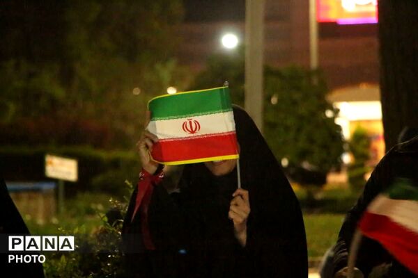 خواندن دسته جمعی سرود ملی ایران در باغ ملی یزد