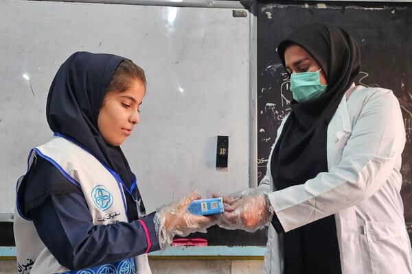 توزیع بسته‌های سلامتی در مدرسه ابتدایی هدی با مشارکت سفیران سلامت