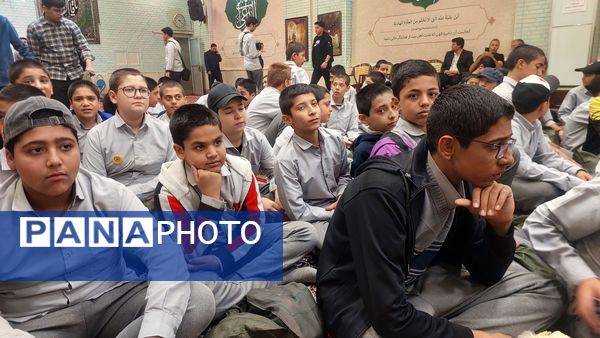 شادی دانش‌آموزان مشهدی در پی عملیات غیور مردان نیروهای سپاه وتجمع در مهدیه مشهد