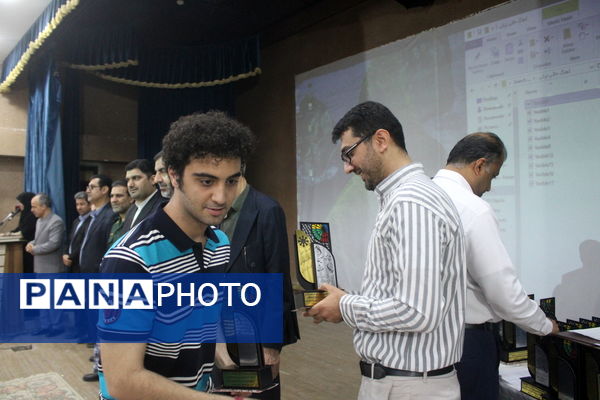 تجلیل از برگزیدگان دبیرستان شهید بهشتی شهرستان بوشهر (2)