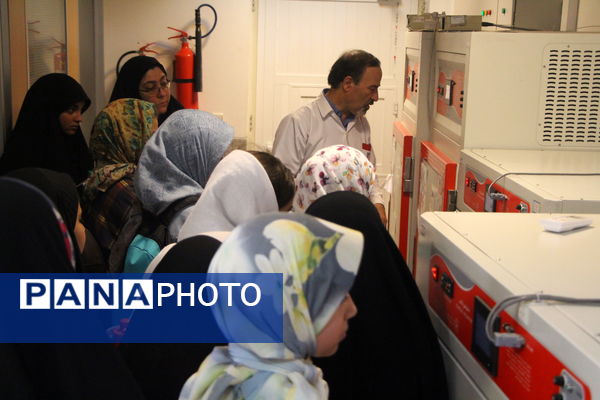 بازدید دانش آموزان مدرسه پیشتازان از مرکز انتقال خون استان یزد