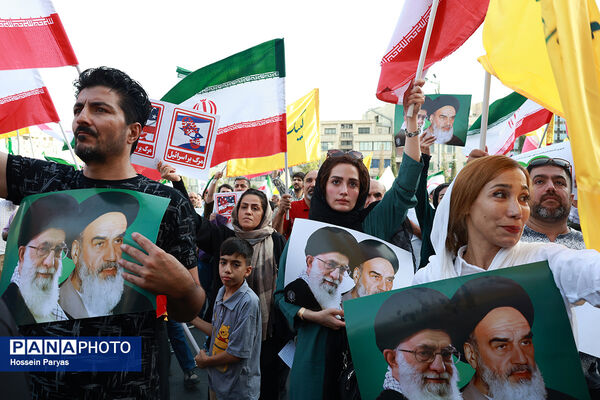 تجمع مردمی بشارت فتح در میدان انقلاب