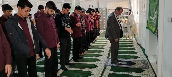 برپایی نماز جماعت در دبیرستان نمونه ایمان الله خامنه ای 