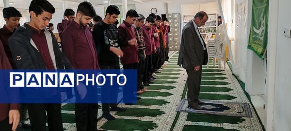 برپایی نماز جماعت در دبیرستان نمونه ایمان الله خامنه ای 