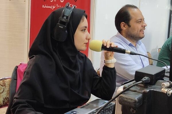 طنز به زبان زندگی و لبخند به روایت آگاهی در کتاب‌ فرهنگ رادیو فرهنگ