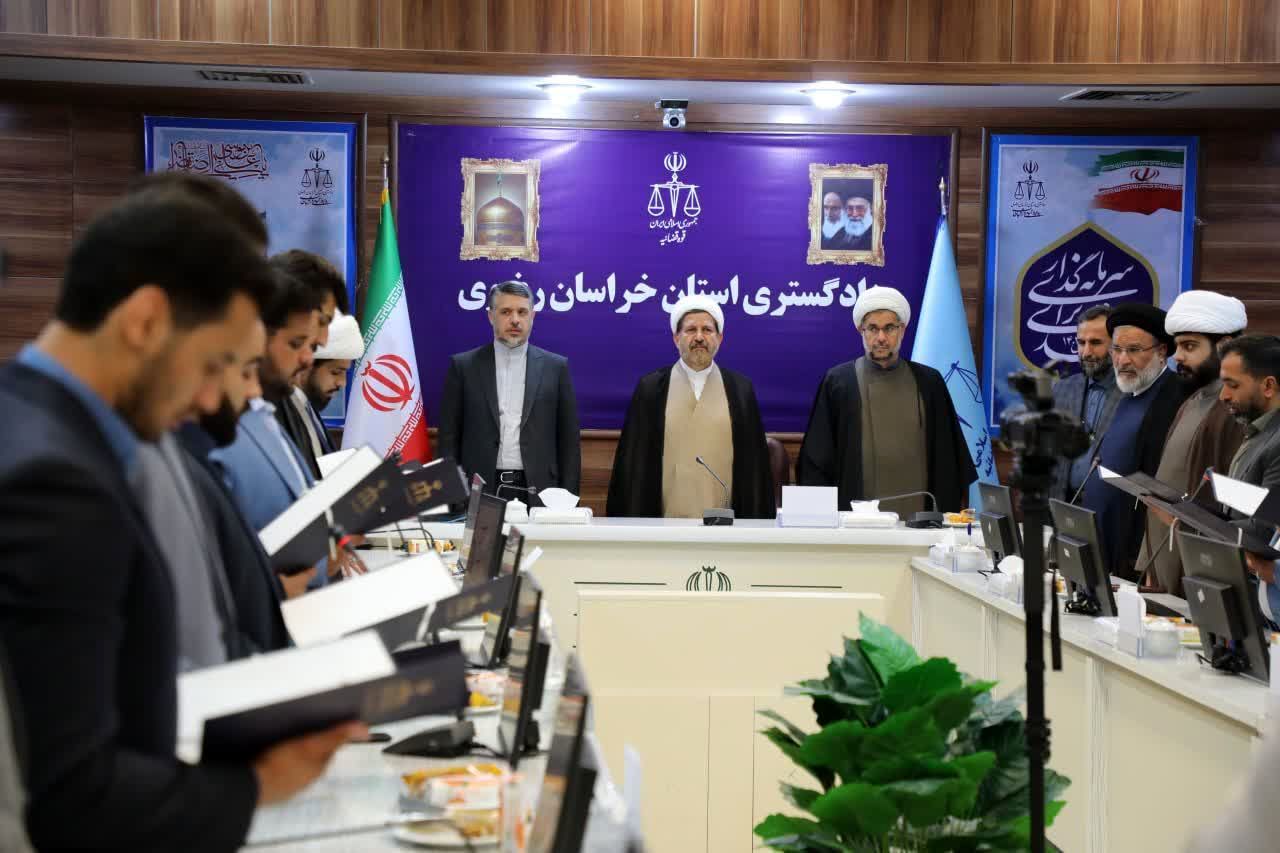 عدالت را سرلوحه قرار داده و با مردم همراه باشید