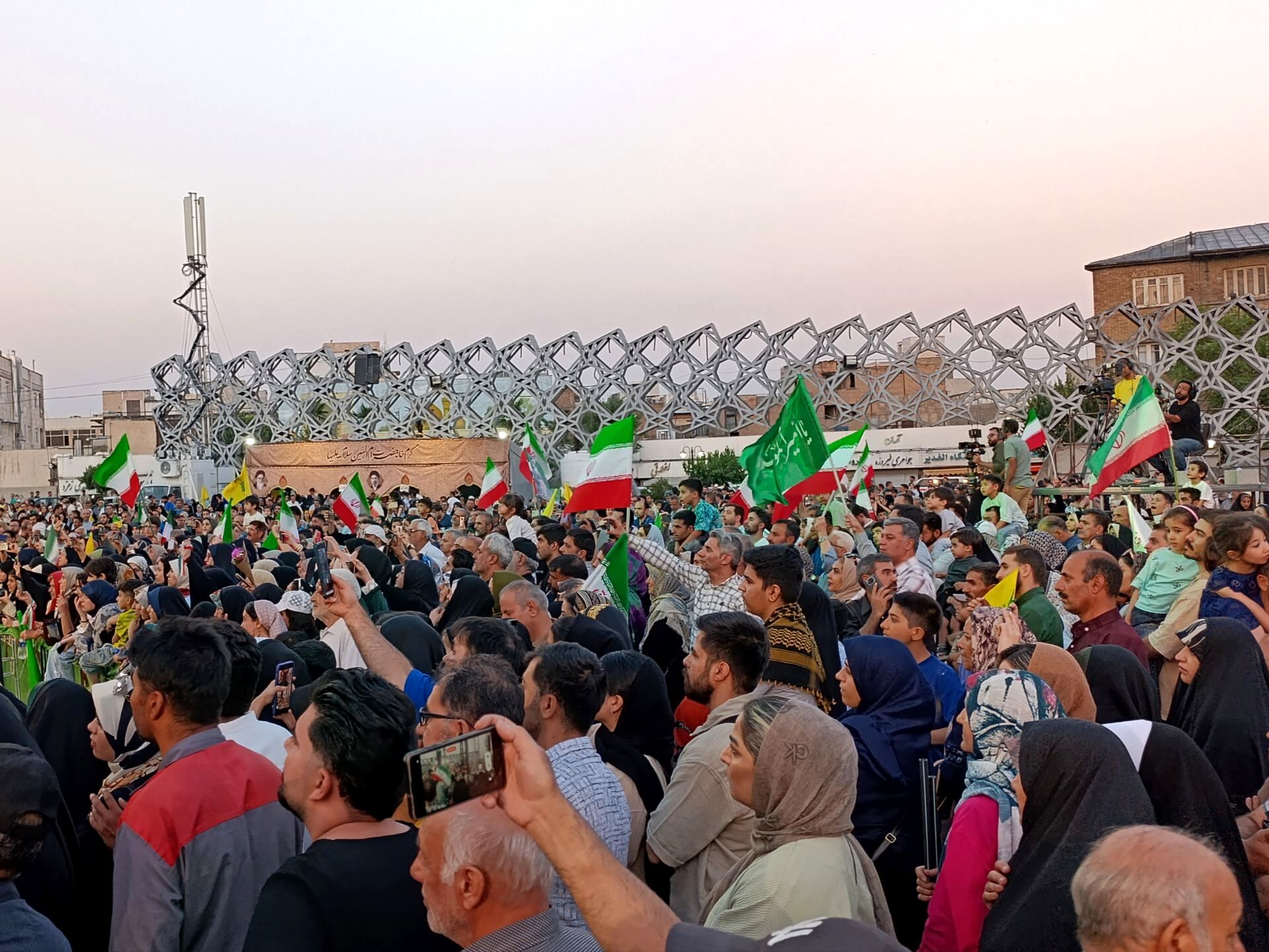 تهران غرق در نور و شادی در «مهمانی ۱۰ کیلومتری»؛ تجلی بیعت پایتخت‌نشینان با ولایت