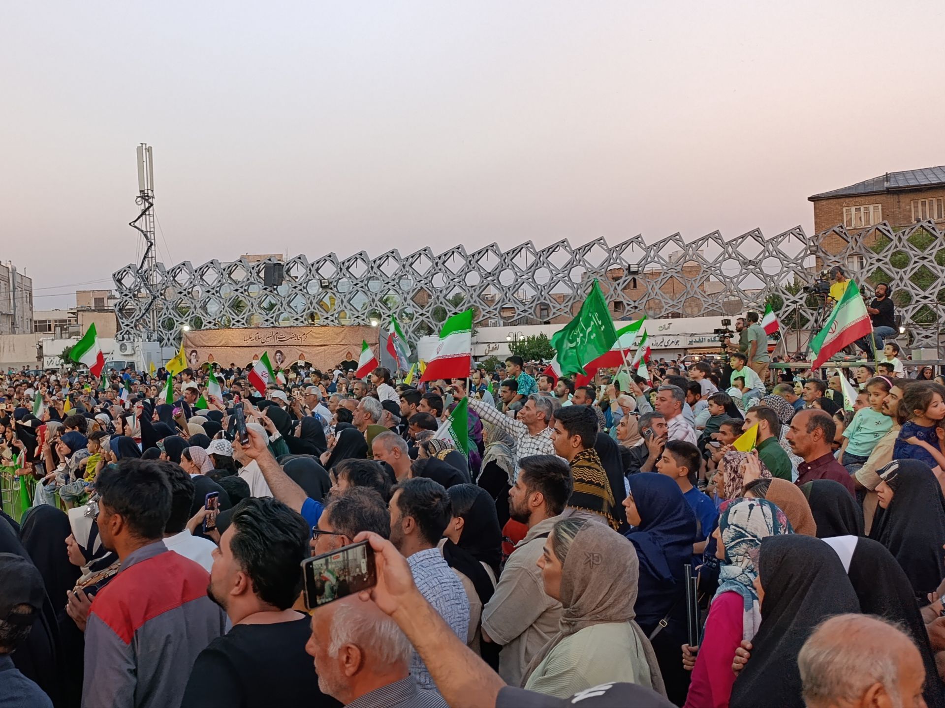 تهران غرق در نور و شادی در «مهمانی ۱۰ کیلومتری»؛ تجلی بیعت پایتخت‌نشینان با ولایت
