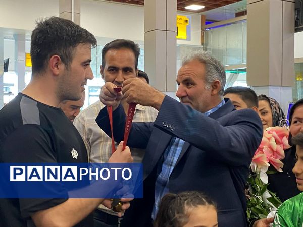 بازگشت میثم حاج بابایی قهرمان پارالمپیک به سرزمین مادری