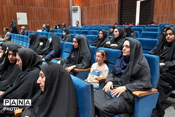جلسه مدیران مدارس منطقه کهریزک؛ هماهنگی «پروژه مهر» و آیین بدرقه رهبر شهید