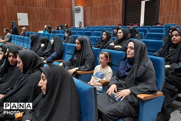 جلسه مدیران مدارس منطقه کهریزک؛ هماهنگی «پروژه مهر» و آیین بدرقه رهبر شهید