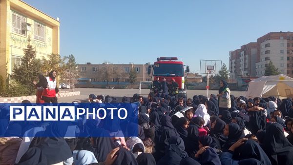 برگزاری بیست و ششمین مانور زلزله در دبستان شهدای فرهنگی