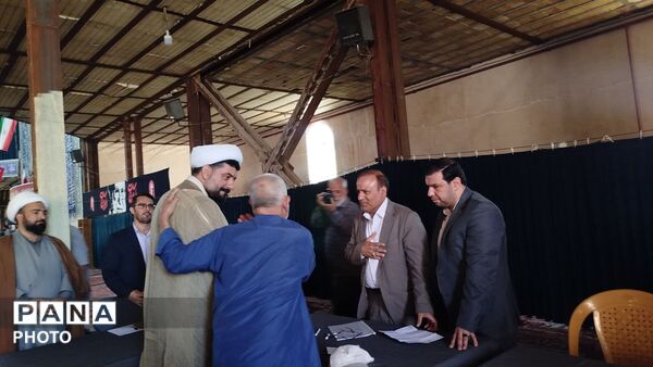 برپایی میز خدمت با حضور مسئولان دستگاه‌های اجرایی شهرستان ملایر 