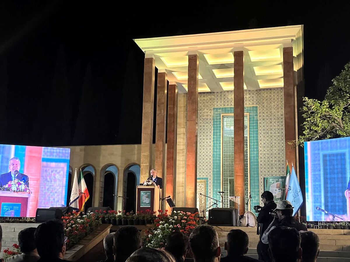 نسل جوان امروز  به اخلاق، عرفان، معرفت و صلح سعدی نیاز دارند