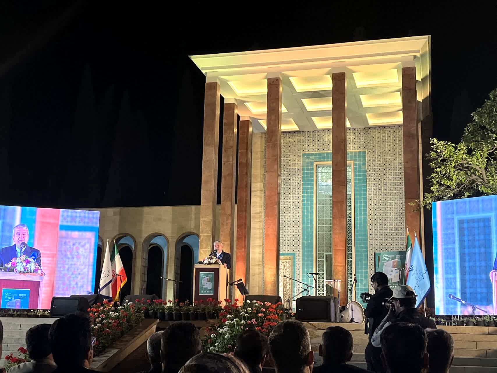 نسل جوان امروز  به اخلاق، عرفان، معرفت و صلح سعدی نیاز دارند