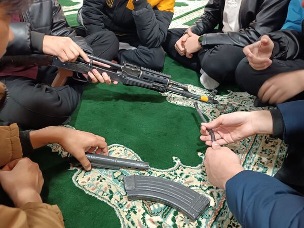 کلاس عملی  آمادگی دفاعی در دبیرستان نمونه آیت الله خامنه ای 